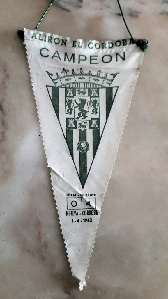 Banderín conmemorativo del ascenso del Córdoba en Huelva el 1 de abril de 1962