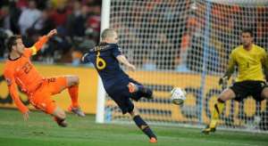 Iniesta en el instante de marcar el gol en la final del Mundial