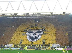 Tremendo tifo realizado por la SüdTribune de Dortmund