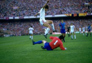 Piturca salta sobre Urruti en la final de Sevilla del 86