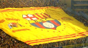La hinchada del SC Barcelona de Guayaquil exhibe un enorme tifo en su Monumental. La similitud de su escudo con el del club culé es total