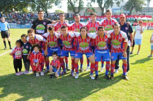 El modesto Central Español uruguayo posa en su campo de Parque Palermo