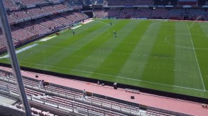 Un solitario aficionado del Córdoba espera la salida de sus jugadores