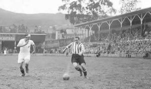 Guillermo Gorostiza disputando un partido con el Athletic