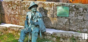 Estatua en Santiago de Rubiás de Delfín Modesto Brandán, el último Juez del Couto Mixto