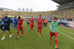 Los jugadores del Zaragoza abandonan el Gran Canaria apesadumbrados 