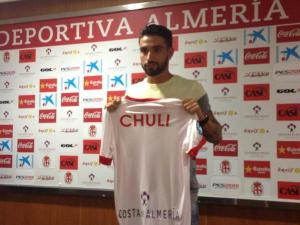 Chuli, durante su presentación como nuevo futbolista del Almería
