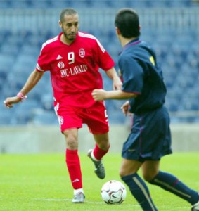 Saadi delante de Saviola, su gran ídolo