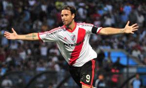 Cavenaghi celebrando un gol con la camiseta de su club